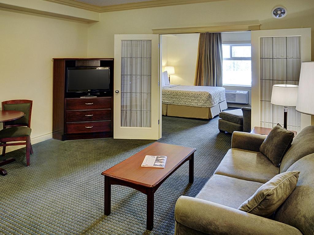 Chateau Nova Hotel Fort Mcmurray Værelse billede
