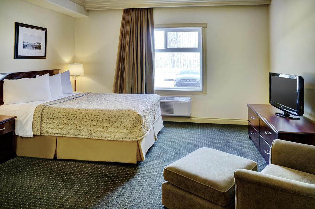 Chateau Nova Hotel Fort Mcmurray Værelse billede