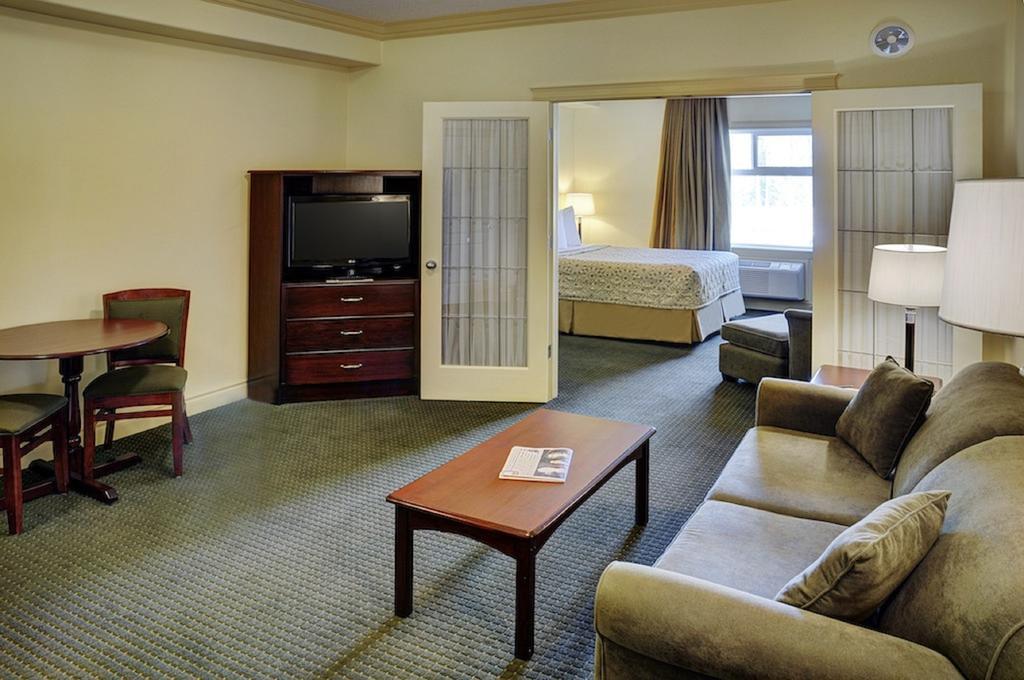 Chateau Nova Hotel Fort Mcmurray Værelse billede