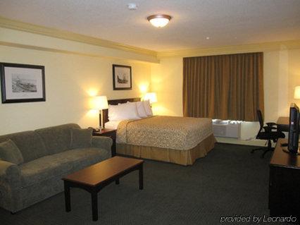 Chateau Nova Hotel Fort Mcmurray Værelse billede