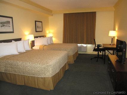 Chateau Nova Hotel Fort Mcmurray Værelse billede