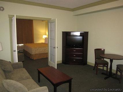 Chateau Nova Hotel Fort Mcmurray Værelse billede